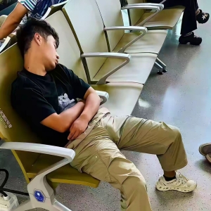 帅哥睡觉好可爱